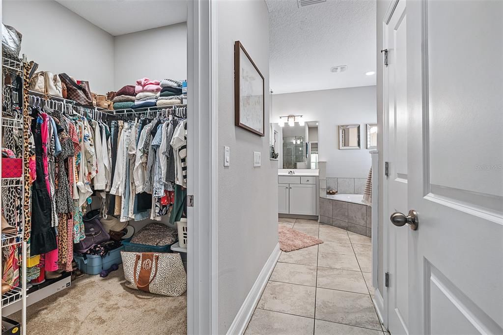 Activo con contrato: $715,000 (5 camas, 4 baños, 3213 Pies cuadrados)