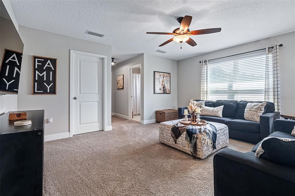 Activo con contrato: $715,000 (5 camas, 4 baños, 3213 Pies cuadrados)