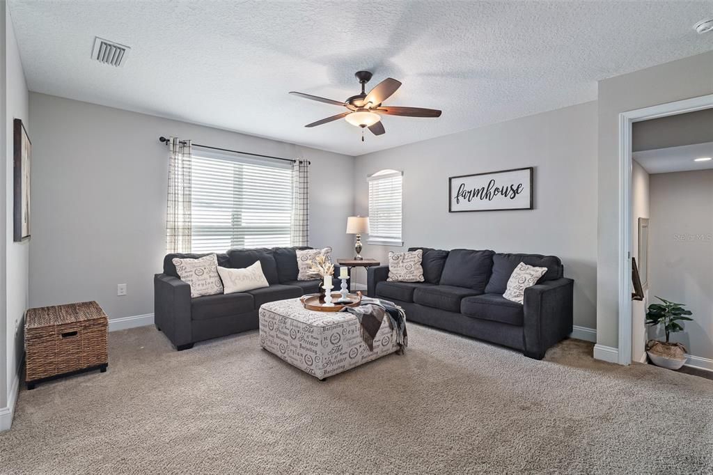 Activo con contrato: $715,000 (5 camas, 4 baños, 3213 Pies cuadrados)