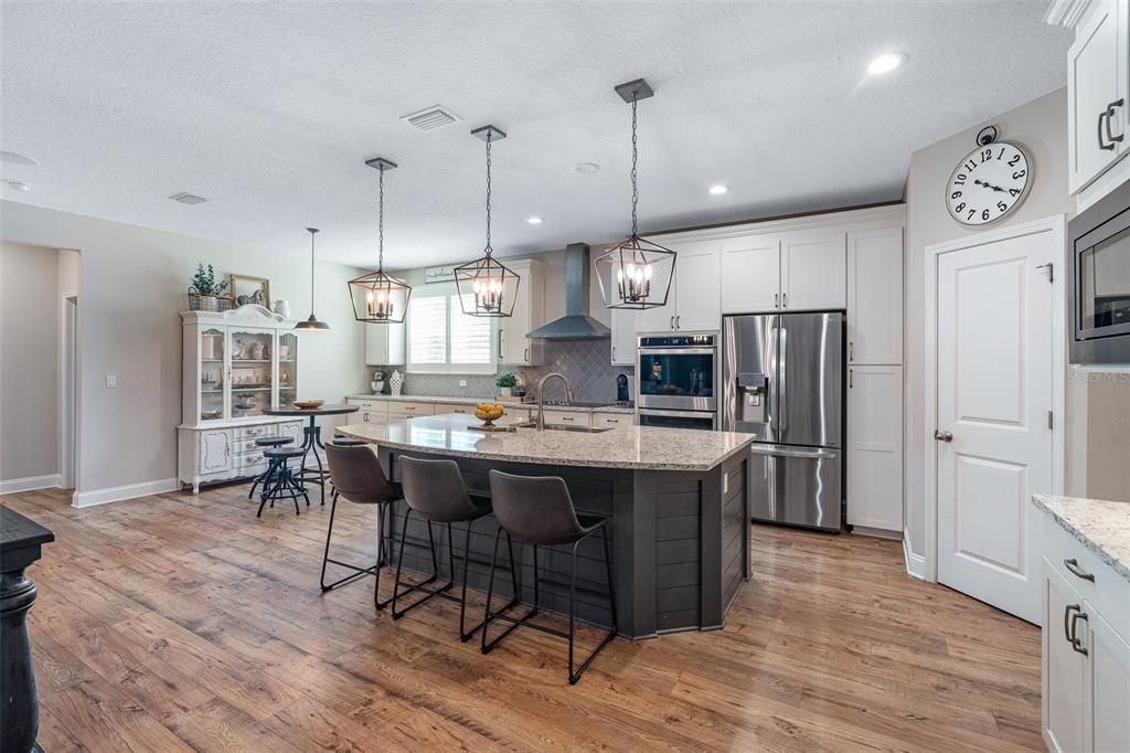 Activo con contrato: $715,000 (5 camas, 4 baños, 3213 Pies cuadrados)