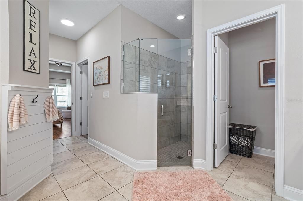 Activo con contrato: $715,000 (5 camas, 4 baños, 3213 Pies cuadrados)