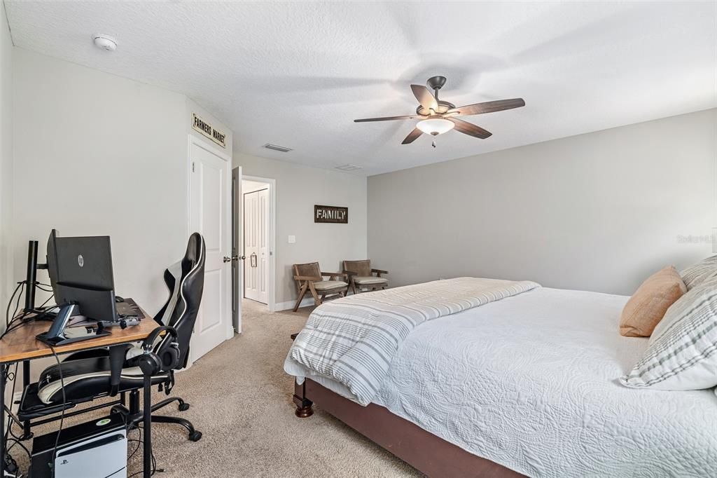 Activo con contrato: $715,000 (5 camas, 4 baños, 3213 Pies cuadrados)