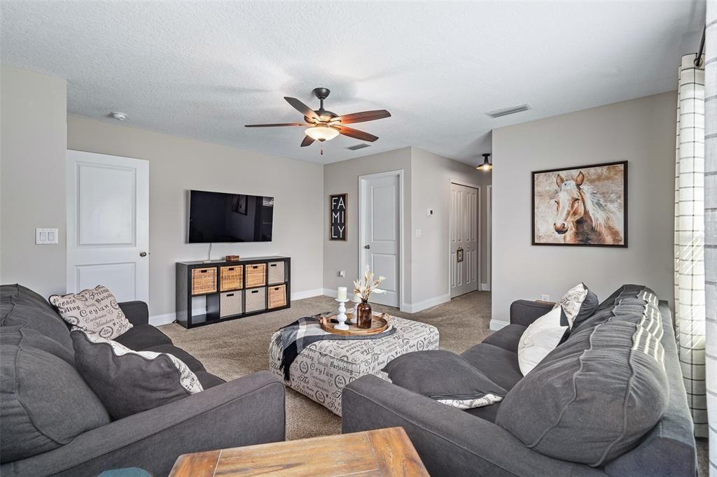 Activo con contrato: $715,000 (5 camas, 4 baños, 3213 Pies cuadrados)