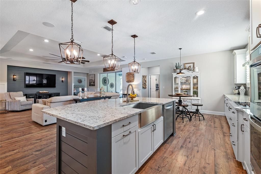 Activo con contrato: $715,000 (5 camas, 4 baños, 3213 Pies cuadrados)