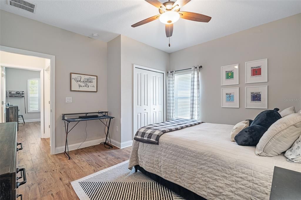 Activo con contrato: $715,000 (5 camas, 4 baños, 3213 Pies cuadrados)