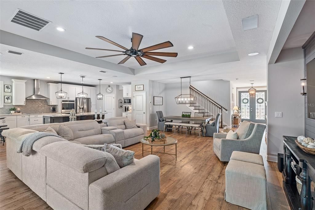 Activo con contrato: $715,000 (5 camas, 4 baños, 3213 Pies cuadrados)