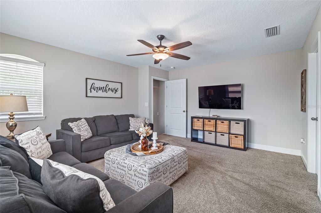 Activo con contrato: $715,000 (5 camas, 4 baños, 3213 Pies cuadrados)