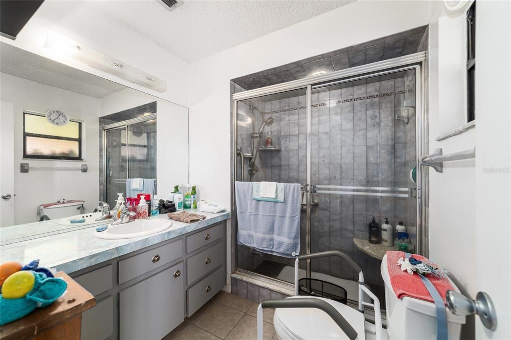 For Sale: $186,000 (2 beds, 2 baths, 1049 Square Feet)