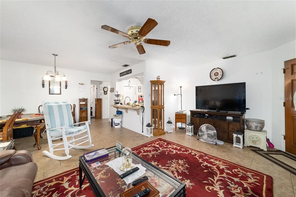 For Sale: $186,000 (2 beds, 2 baths, 1049 Square Feet)