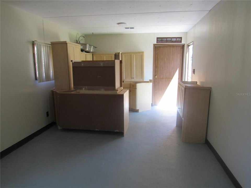 For Sale: $99,900 (3 beds, 2 baths, 804 Square Feet)