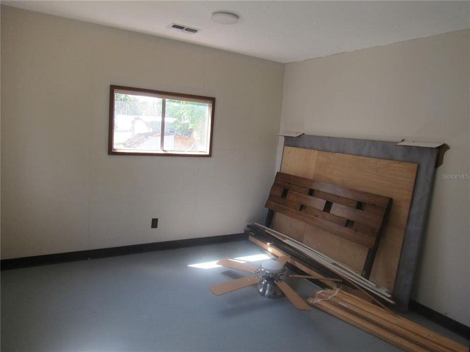 For Sale: $99,900 (3 beds, 2 baths, 804 Square Feet)