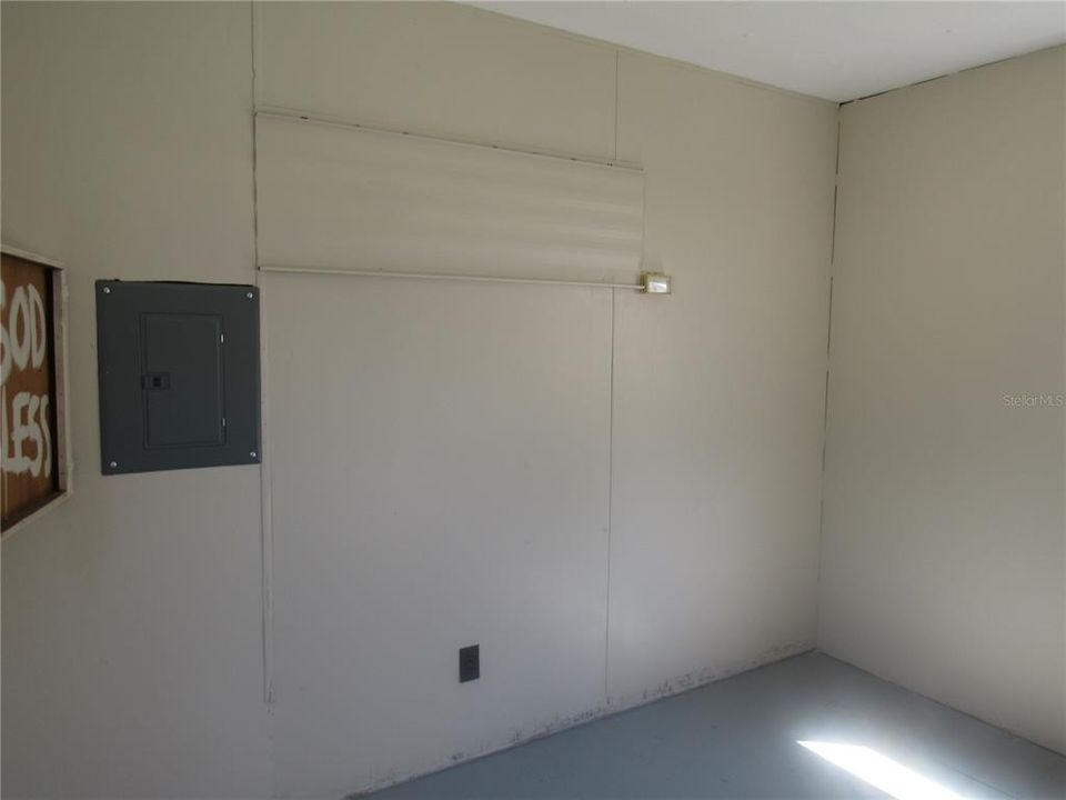 For Sale: $99,900 (3 beds, 2 baths, 804 Square Feet)