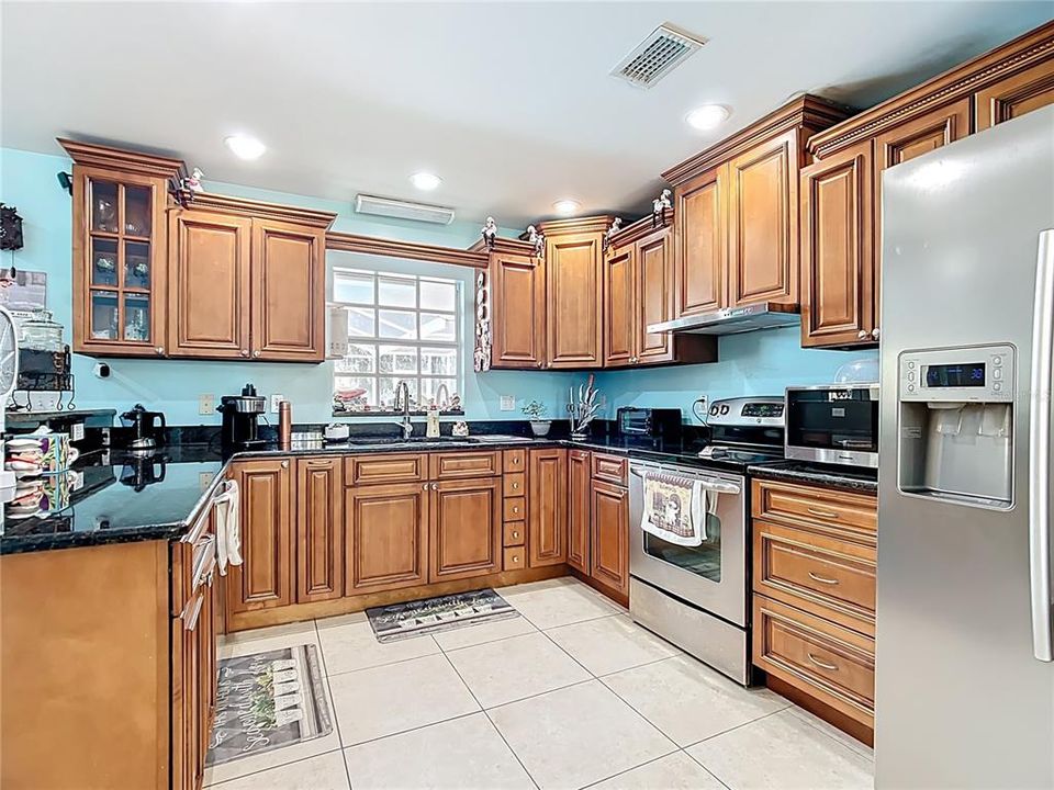 Под контрактом: $390,000 (3 спален, 4 ванн, 2003 Квадратных фут)