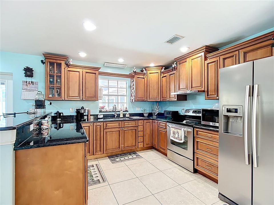 Под контрактом: $390,000 (3 спален, 4 ванн, 2003 Квадратных фут)