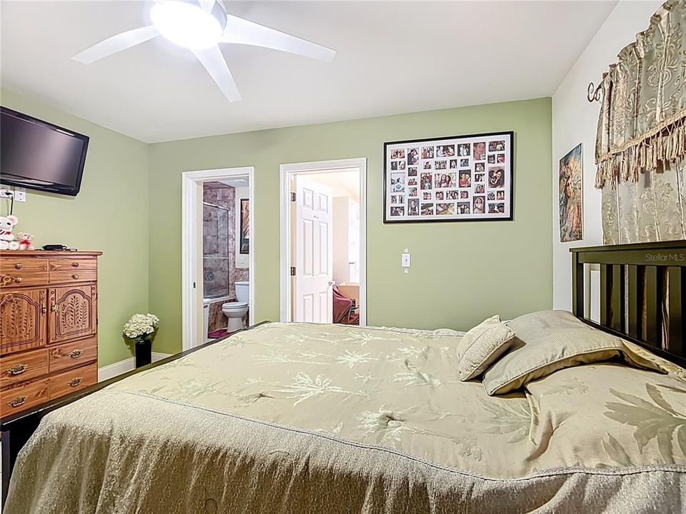 Под контрактом: $390,000 (3 спален, 4 ванн, 2003 Квадратных фут)