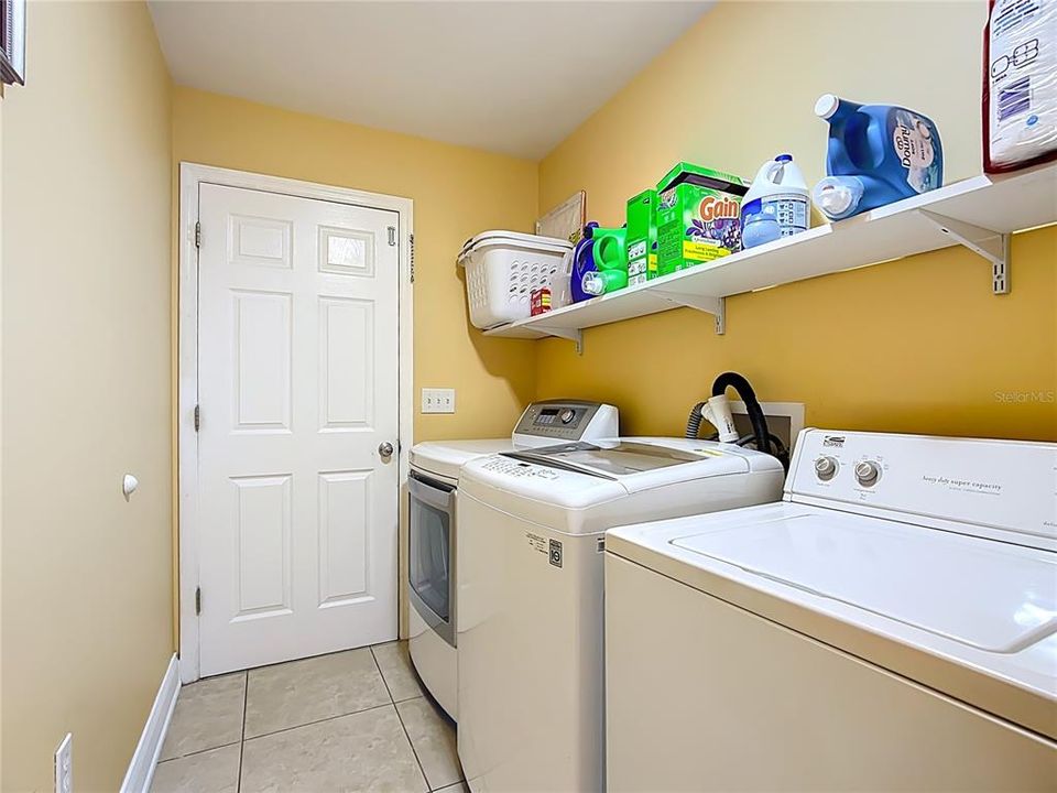 Под контрактом: $390,000 (3 спален, 4 ванн, 2003 Квадратных фут)