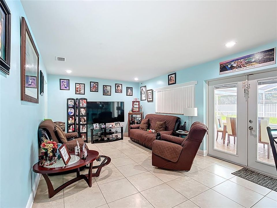 Под контрактом: $390,000 (3 спален, 4 ванн, 2003 Квадратных фут)