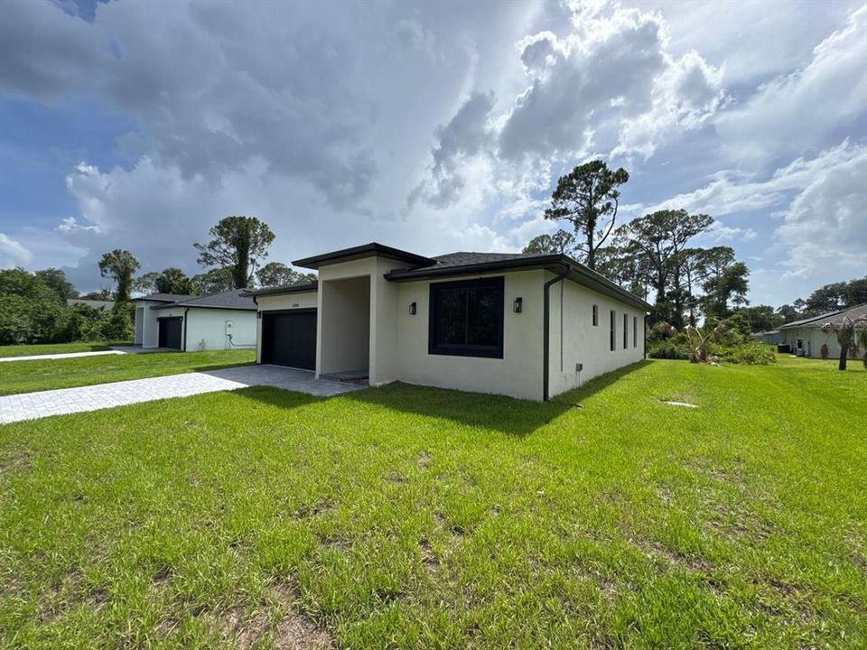 最近售出: $410,000 (3 贝兹, 2 浴室, 1642 平方英尺)