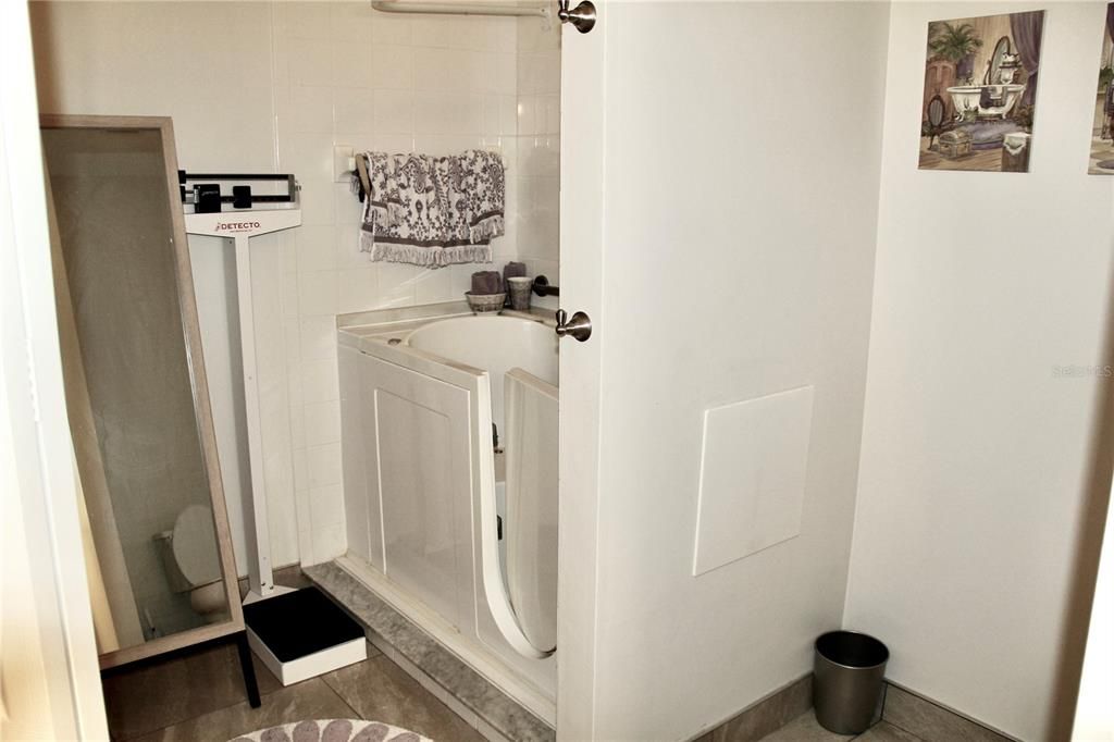 На продажу: $299,900 (2 спален, 2 ванн, 1634 Квадратных фут)