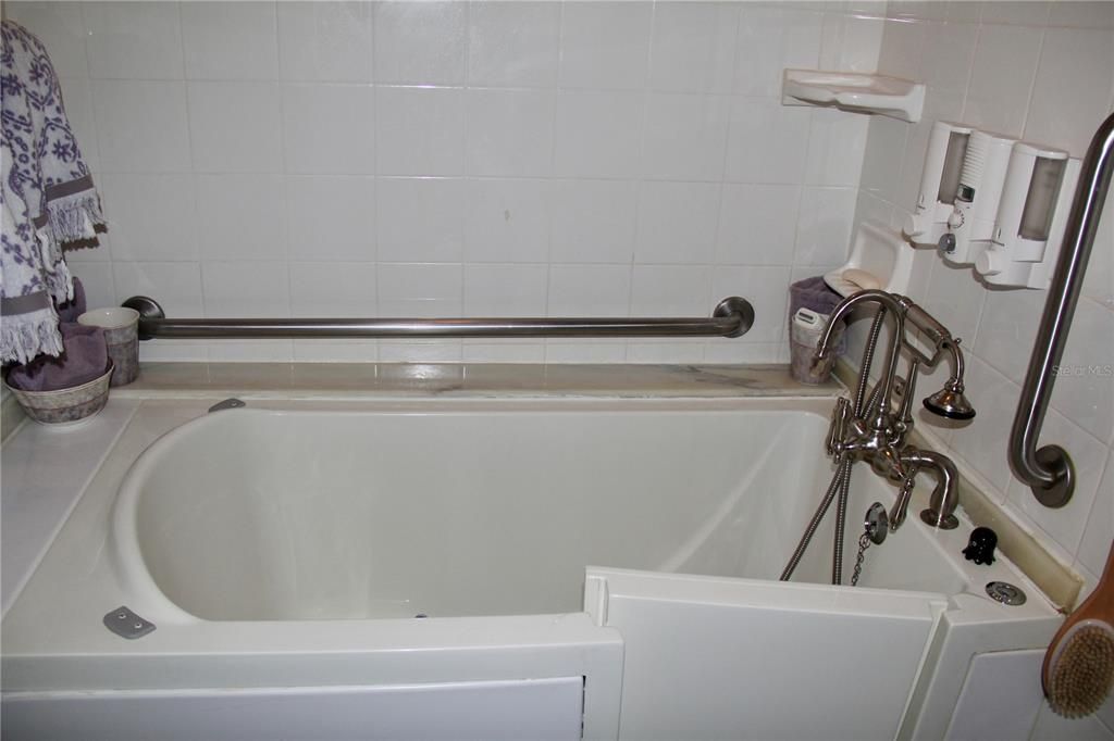 На продажу: $299,900 (2 спален, 2 ванн, 1634 Квадратных фут)