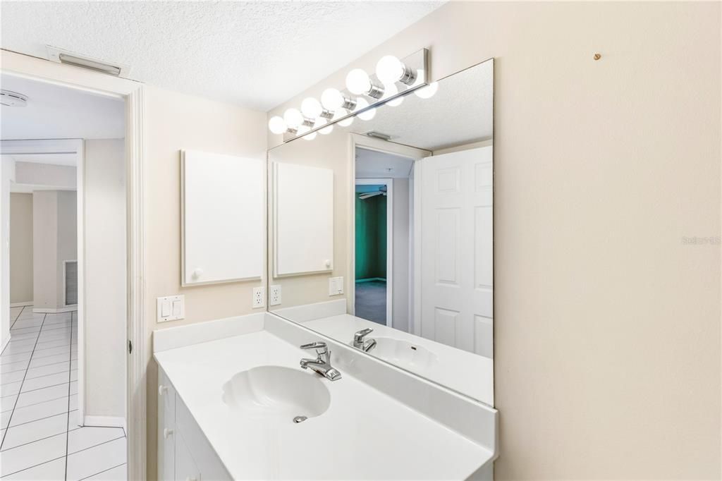 Active With Contract: $450,000 (3 beds, 2 baths, 1988 Square Feet)