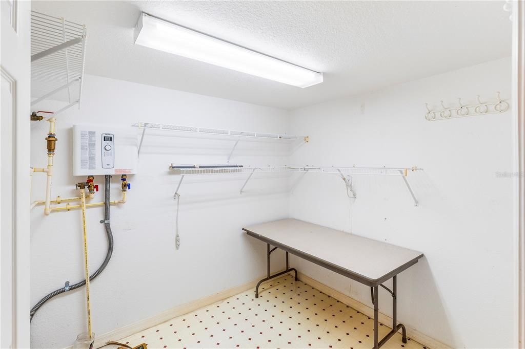 Active With Contract: $450,000 (3 beds, 2 baths, 1988 Square Feet)