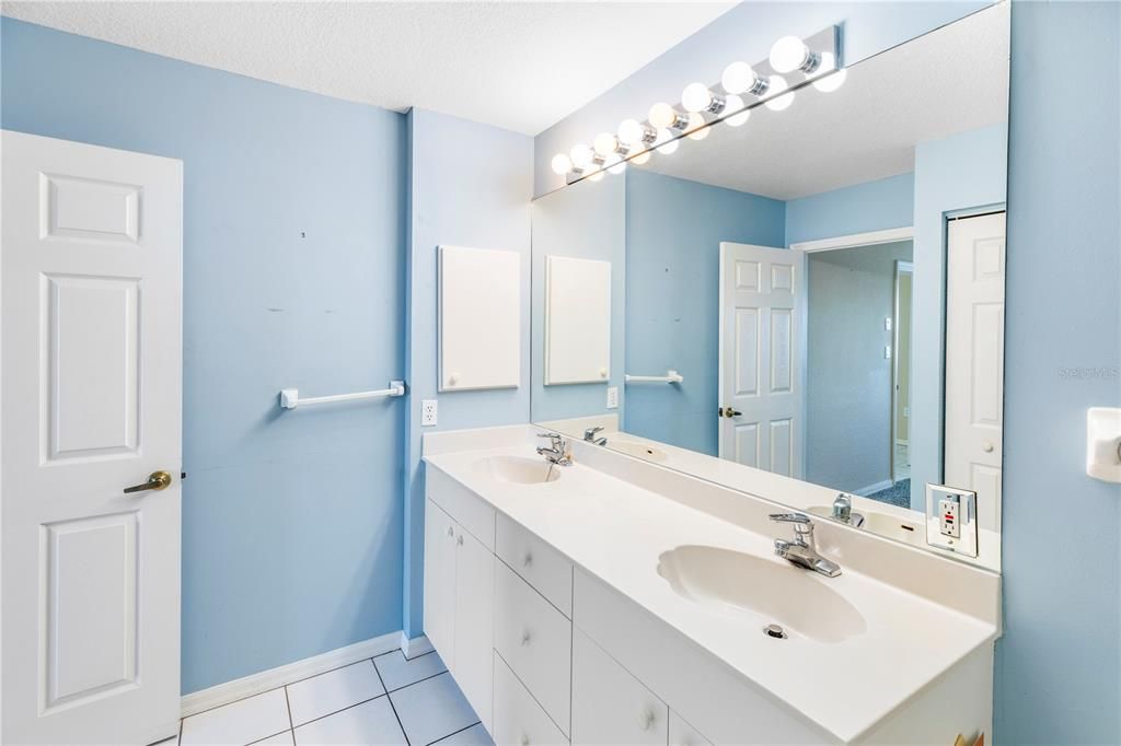 Active With Contract: $450,000 (3 beds, 2 baths, 1988 Square Feet)