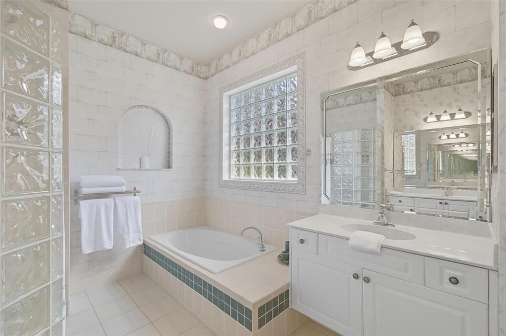 Под контрактом: $650,000 (3 спален, 2 ванн, 2423 Квадратных фут)