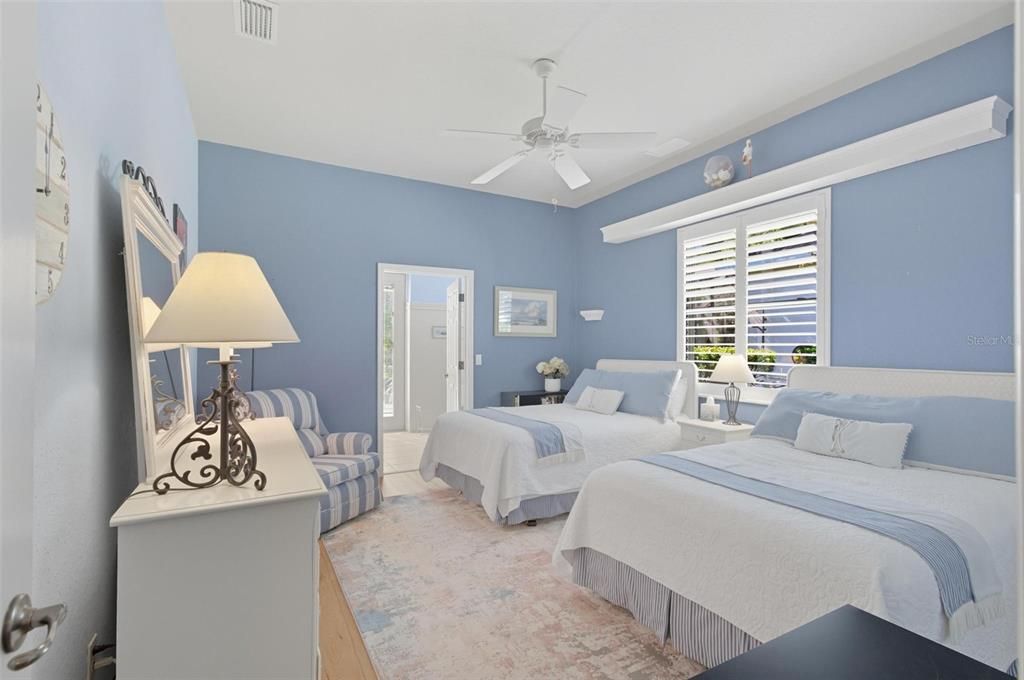 Под контрактом: $650,000 (3 спален, 2 ванн, 2423 Квадратных фут)