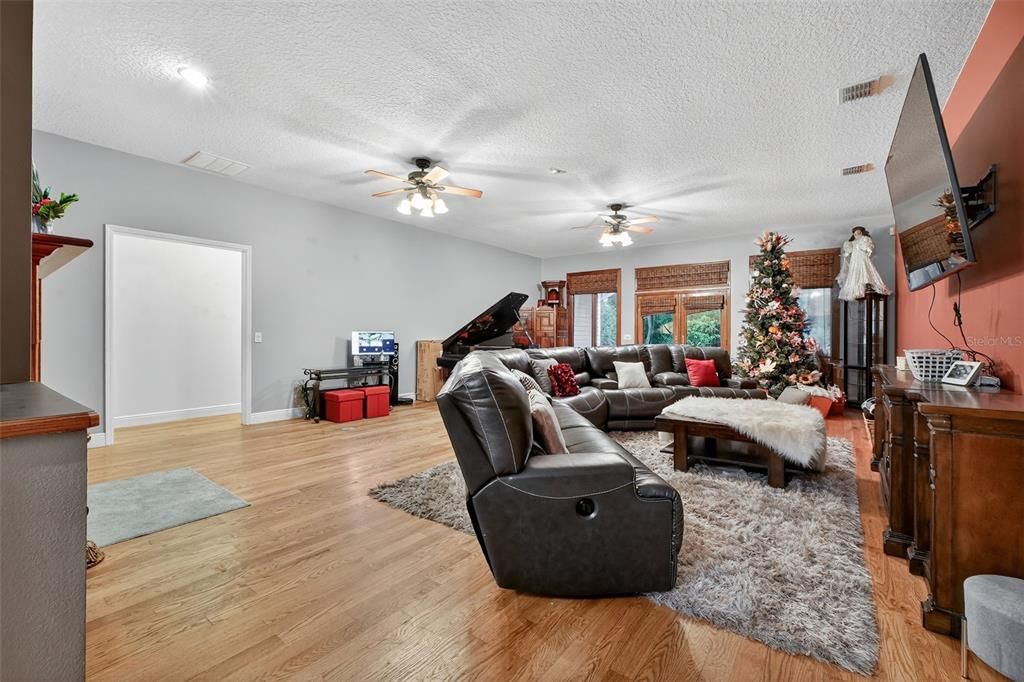 For Sale: $774,999 (5 beds, 3 baths, 4050 Square Feet)