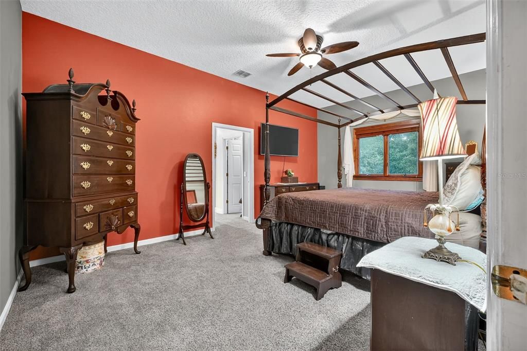 For Sale: $774,999 (5 beds, 3 baths, 4050 Square Feet)