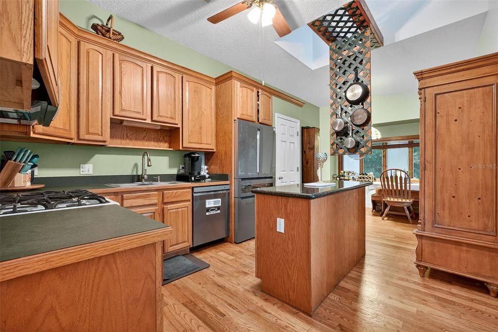 For Sale: $774,999 (5 beds, 3 baths, 4050 Square Feet)