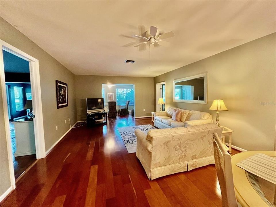 Activo con contrato: $370,000 (3 camas, 2 baños, 1763 Pies cuadrados)