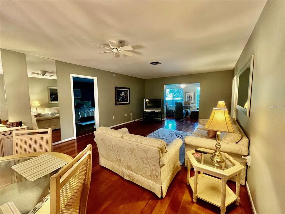 Activo con contrato: $370,000 (3 camas, 2 baños, 1763 Pies cuadrados)