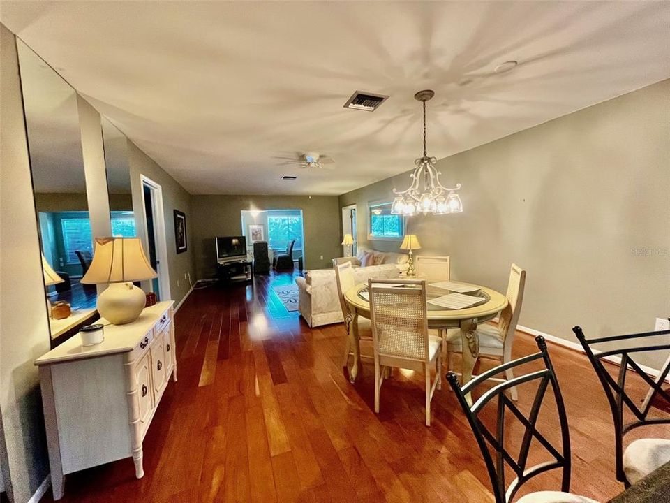 Activo con contrato: $370,000 (3 camas, 2 baños, 1763 Pies cuadrados)