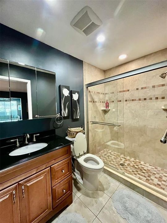 Activo con contrato: $370,000 (3 camas, 2 baños, 1763 Pies cuadrados)