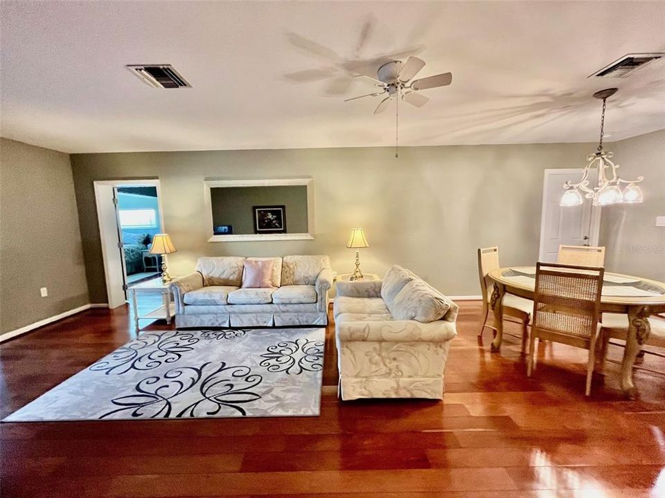 Activo con contrato: $370,000 (3 camas, 2 baños, 1763 Pies cuadrados)