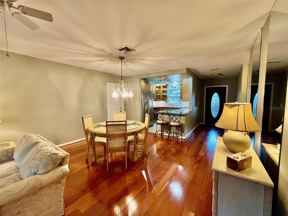 Activo con contrato: $370,000 (3 camas, 2 baños, 1763 Pies cuadrados)