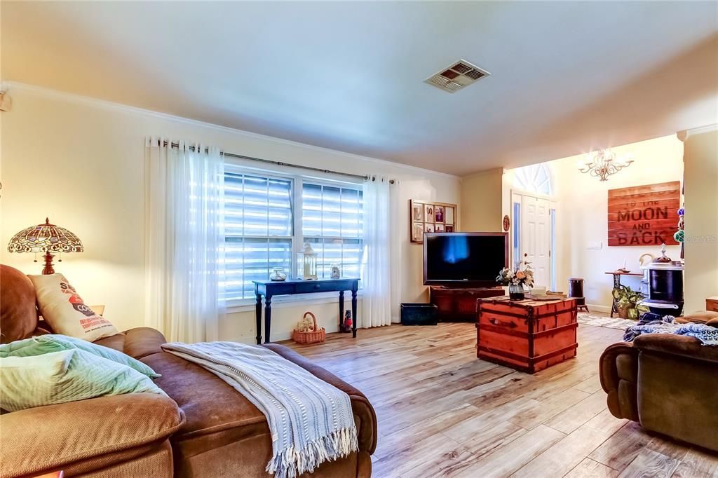 合同活跃: $431,000 (3 贝兹, 2 浴室, 1904 平方英尺)