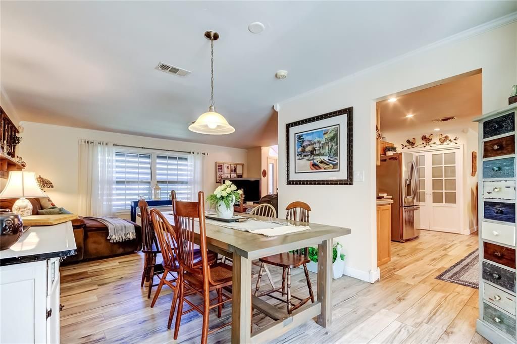 合同活跃: $431,000 (3 贝兹, 2 浴室, 1904 平方英尺)