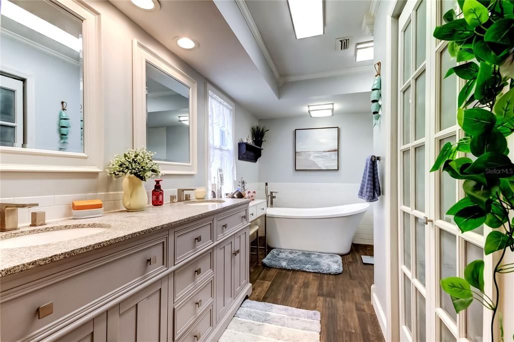 合同活跃: $431,000 (3 贝兹, 2 浴室, 1904 平方英尺)