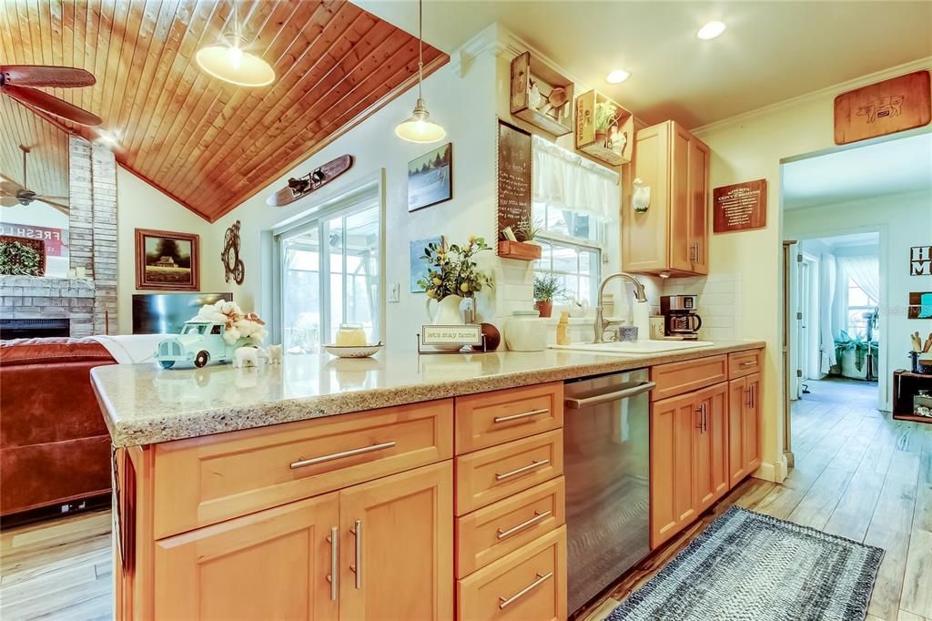 合同活跃: $431,000 (3 贝兹, 2 浴室, 1904 平方英尺)