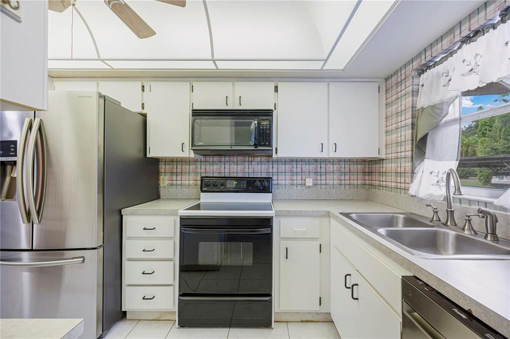 На продажу: $109,000 (3 спален, 2 ванн, 1666 Квадратных фут)