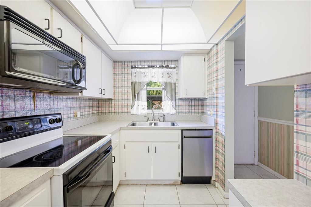 На продажу: $109,000 (3 спален, 2 ванн, 1666 Квадратных фут)