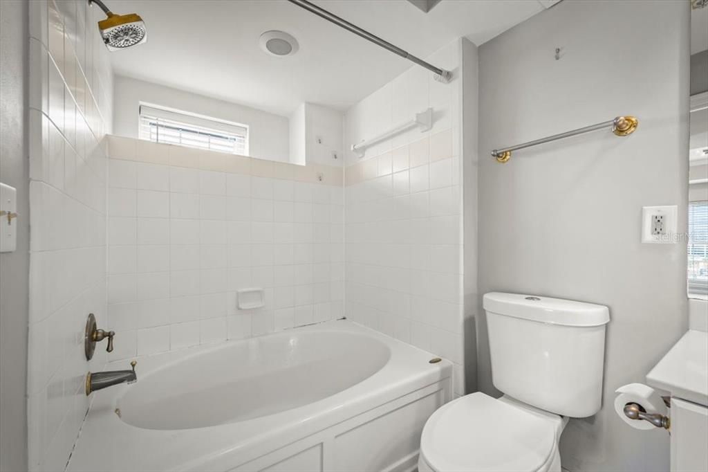 待售: $225,000 (1 贝兹, 1 浴室, 1175 平方英尺)