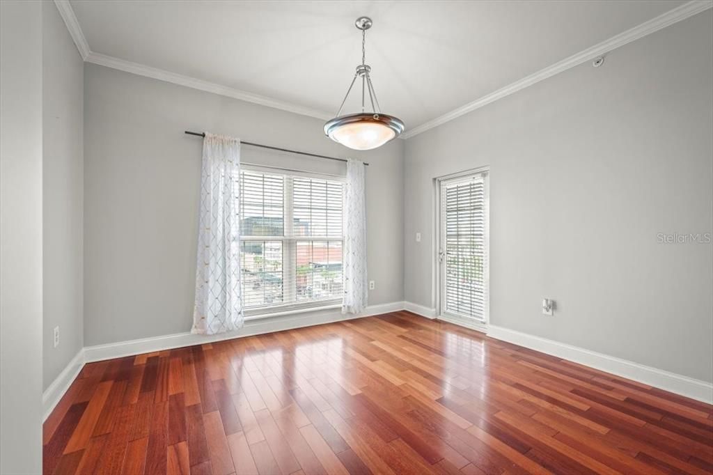 待售: $225,000 (1 贝兹, 1 浴室, 1175 平方英尺)