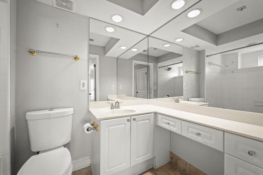 待售: $225,000 (1 贝兹, 1 浴室, 1175 平方英尺)