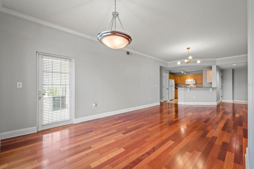 待售: $225,000 (1 贝兹, 1 浴室, 1175 平方英尺)