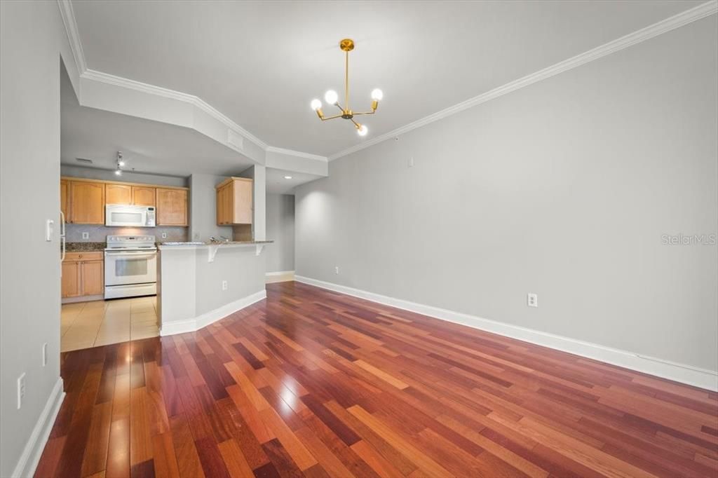 待售: $225,000 (1 贝兹, 1 浴室, 1175 平方英尺)