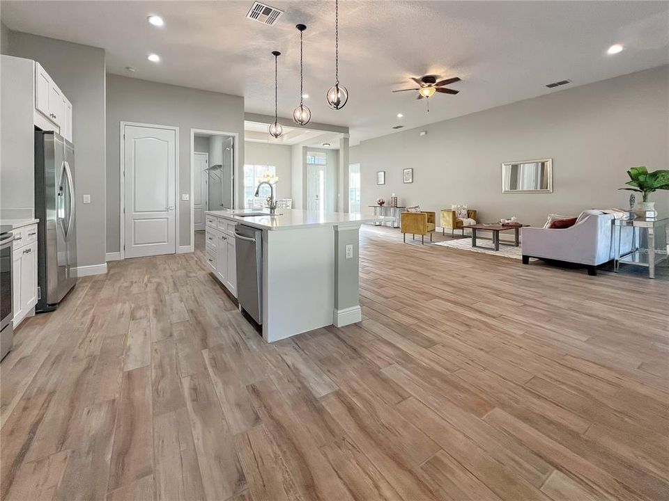 Под контрактом: $825,000 (4 спален, 3 ванн, 2791 Квадратных фут)